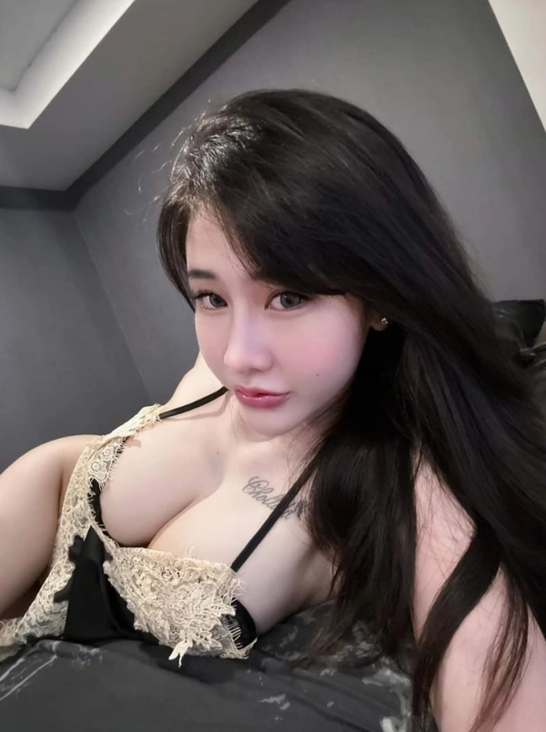 gái xinh vú to khoe hàng