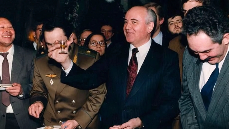 Mikhail Gorbachev đã trở thành tổng thống Liên Xô như thế nào?