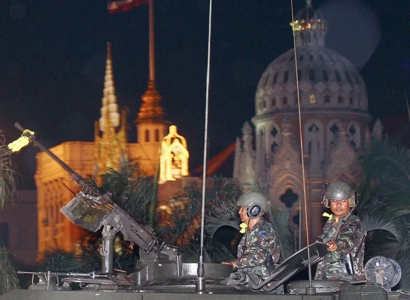 Các binh sĩ đang thực hiện tuần tra tại Bangkok.