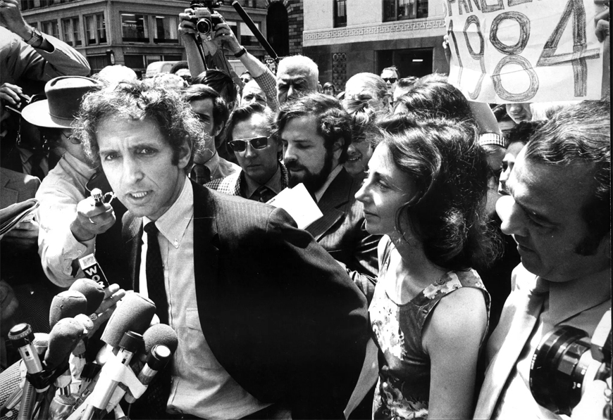 Daniel Ellsberg, người đã phơi bày Hồ sơ Lầu Năm Góc cho giới báo chí, đã ra đầu thú tại Tòa án Liên bang ở Boston vào ngày 28/6/1971, cùng với vợ của mình.