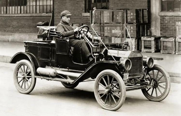 Henry Ford bên chiếc Model T