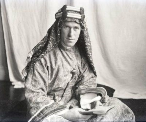 T.E. Lawrence trong trang phục Ả rập