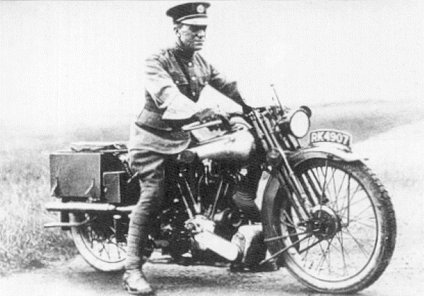 Lawrence trên xe Brough Superior SS100 Sadly