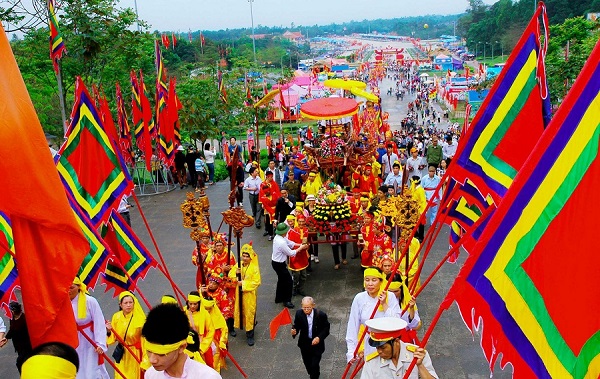 Lễ hội Đền Hùng tại Phú Thọ, nơi tái hiện các nghi thức truyền thống và văn hóa dân gian Việt Nam