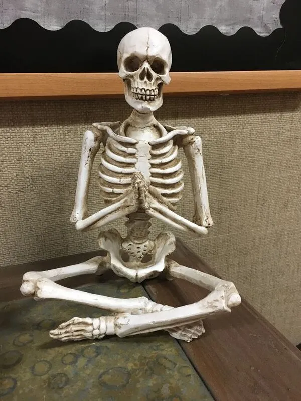 skeleton meme ngồi thiền 