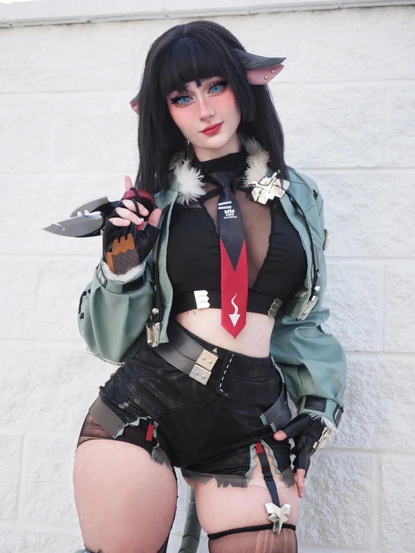gái xinh cosplay cá mập