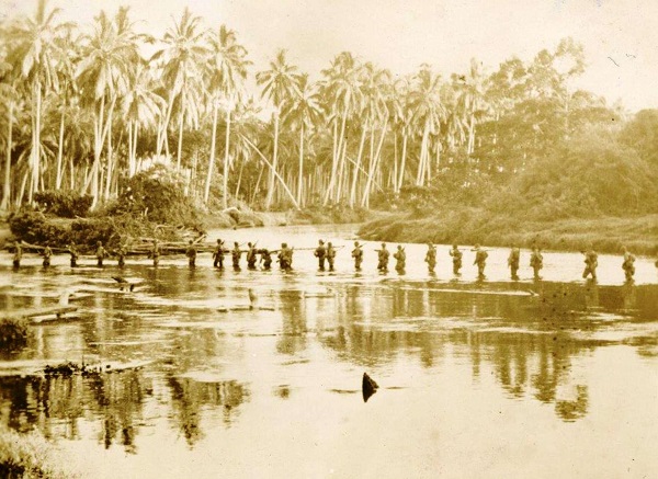 Tại Guadalcanal, quân nhân Mỹ phải đối mặt với nhiều sự khó khăn cùng với một kẻ thù quyết tâm trong một trận chiến kéo dài suốt ngày đêm.