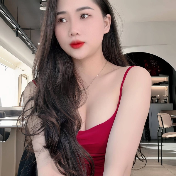 gái xinh ngon khoe khe ngực