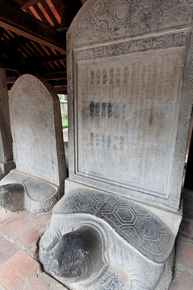 Bia đá khắc năm 1478 ghi danh các tiến sĩ đỗ đạt.