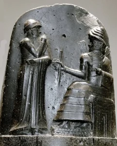 Phần trên của bia đá chứa bộ luật Hammurabi.