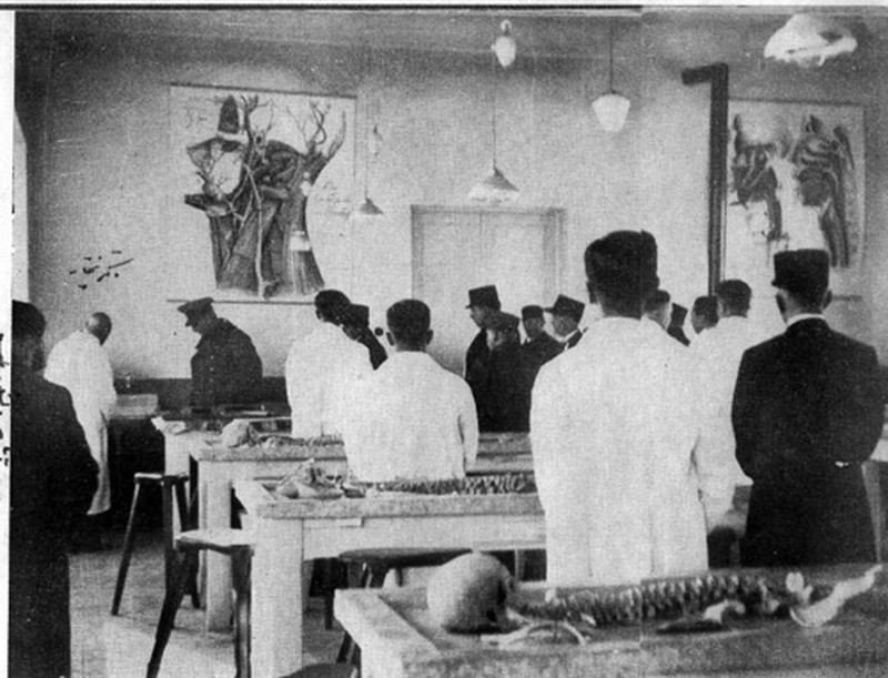 Reza Shah tại lễ khai giảng Khoa Y, Đại học Tehran.