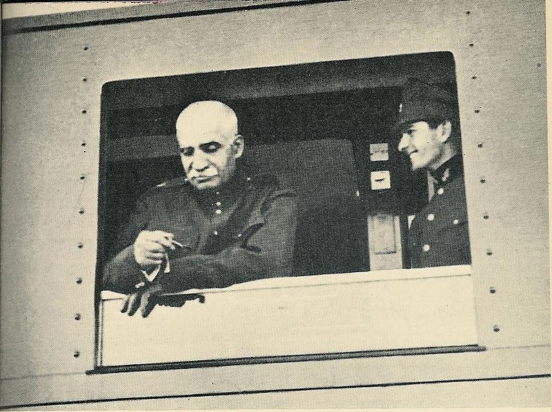 Reza Shah và Thái tử Mohammad Reza trên tàu.
