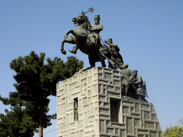 Tượng Nader Shah tại lăng mộ của ông.
