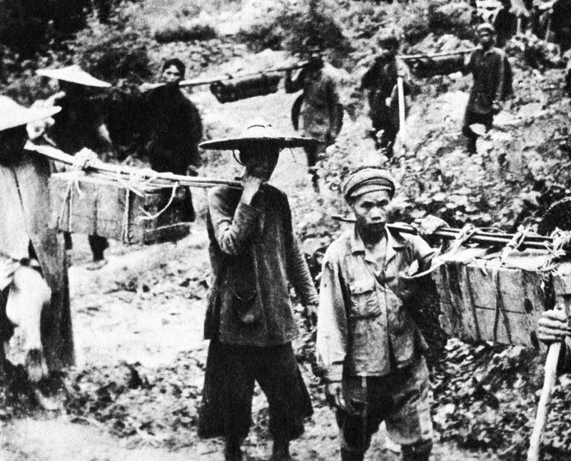 Bộ đội và dân công tiếp tế qua đường mòn Hồ Chí Minh, 1959.