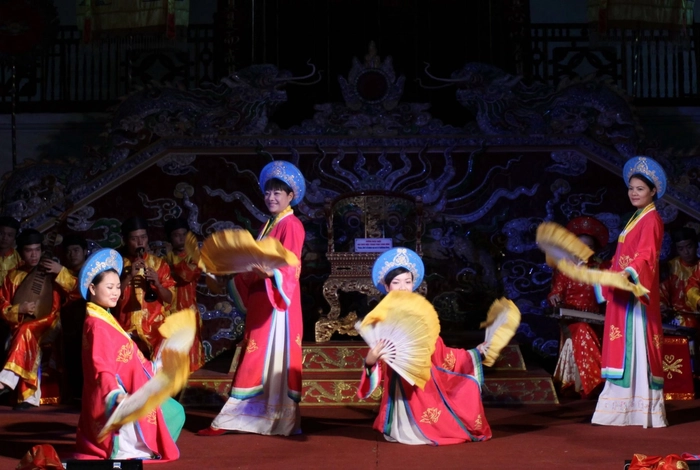 Vũ nữ cung đình Huế