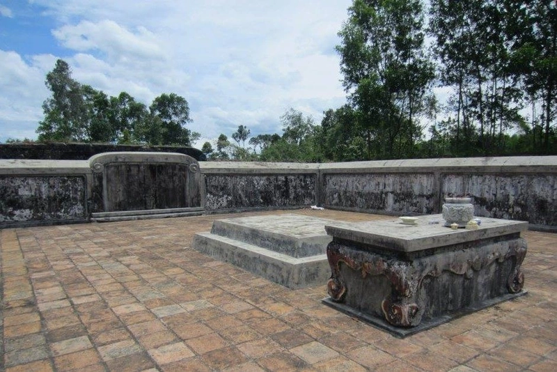 Lăng mộ Chúa Tiên Nguyễn Hoàng tại Khải Vận Sơn