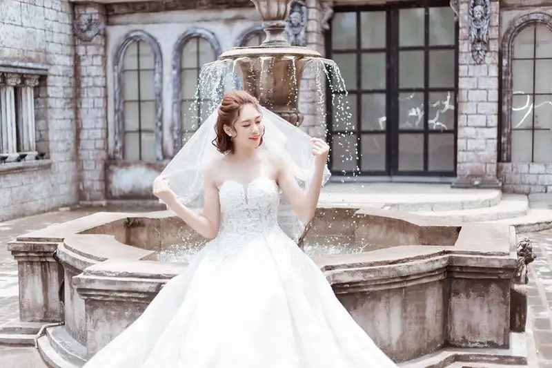 Hoa cài tóc mang đến vẻ đẹp tự nhiên và tươi mới cho cô dâu, là lựa chọn hoàn hảo cho tiệc cưới ngoài trời.