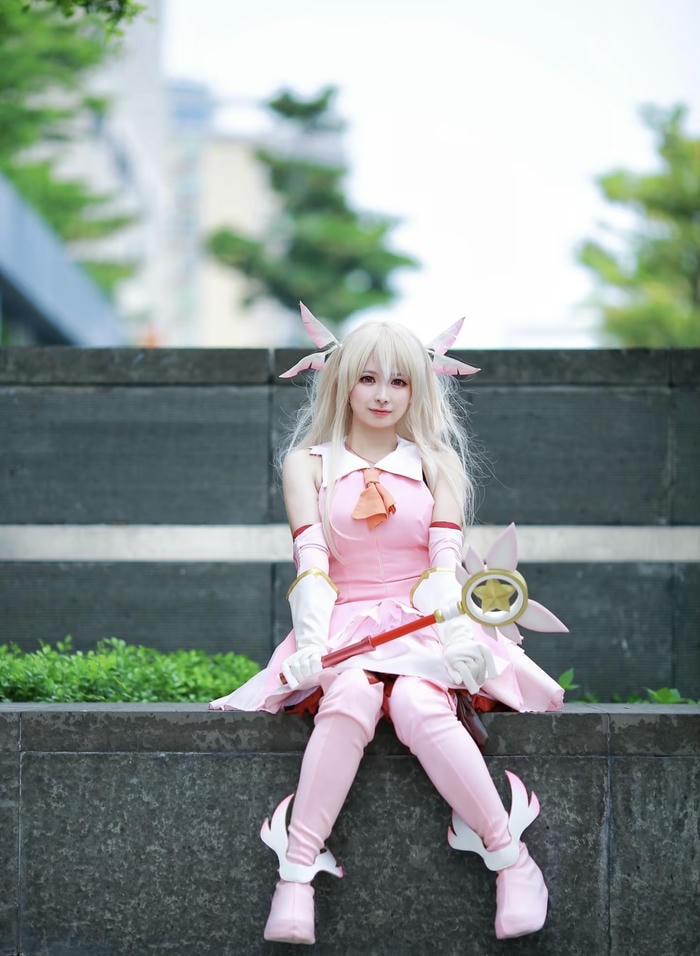 gái cosplay nhìn cuốn
