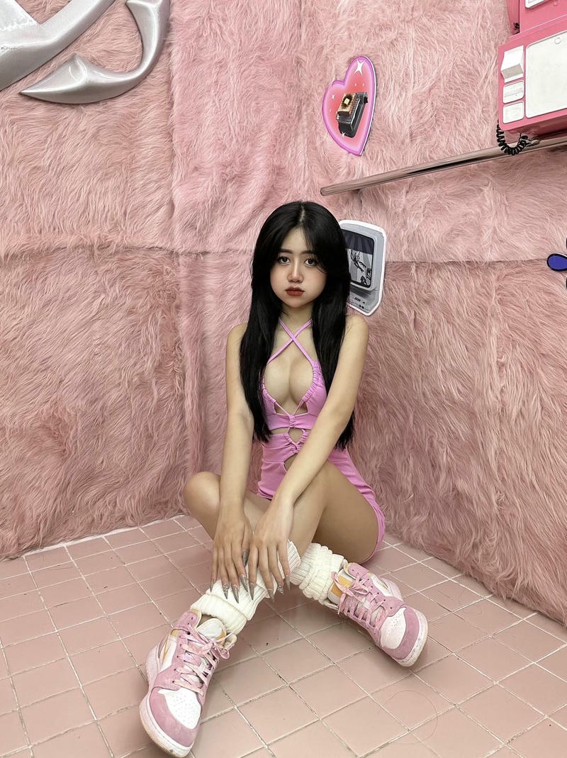 Ảnh Lê Kim Loan bikini phong cách du lịch biển