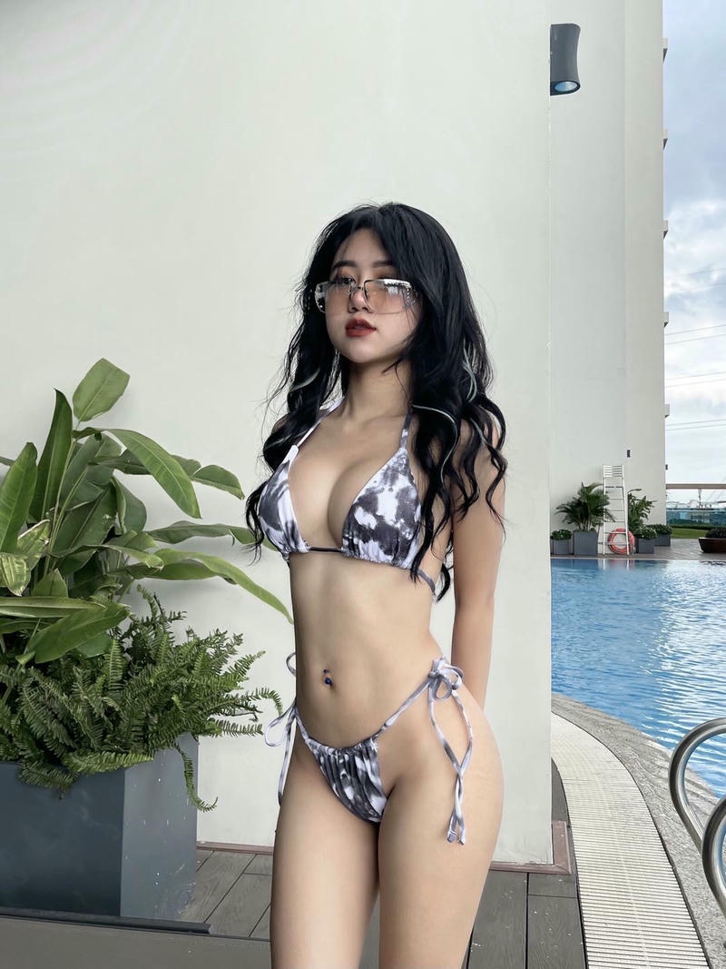 Ảnh Lê Kim Loan bikini phong cách hiện đại thu hút