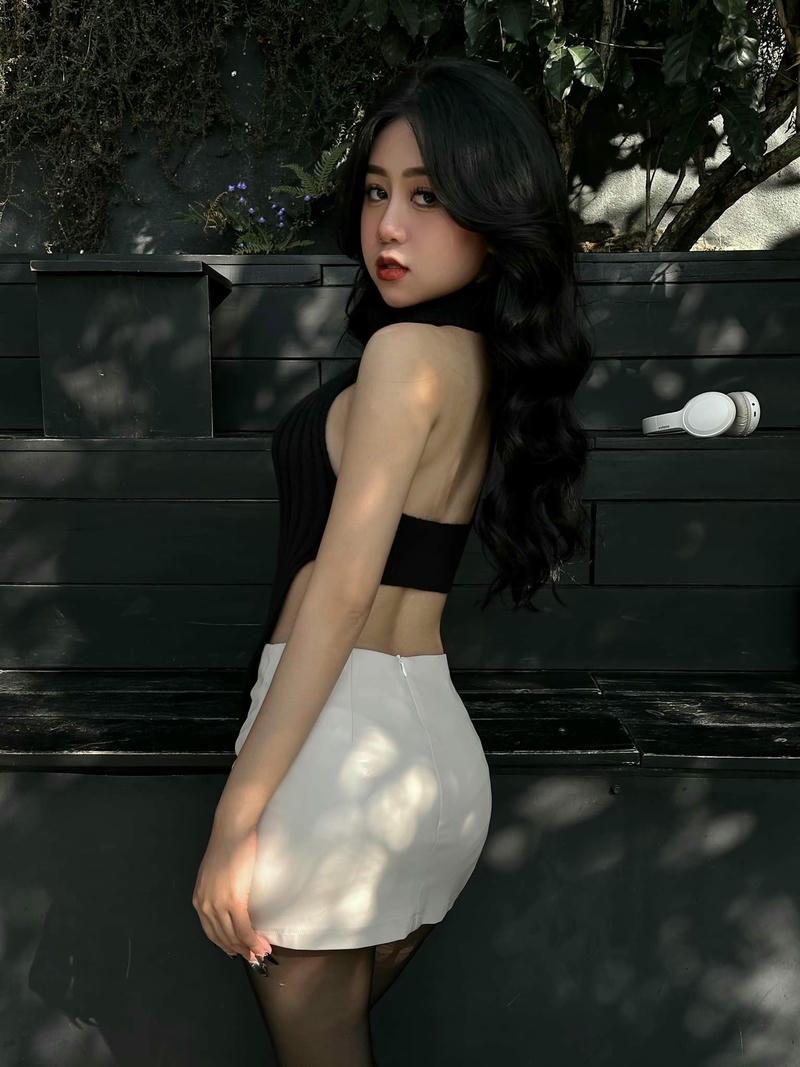 Ảnh Lê Kim Loan bikini thời trang trẻ trung cá tính