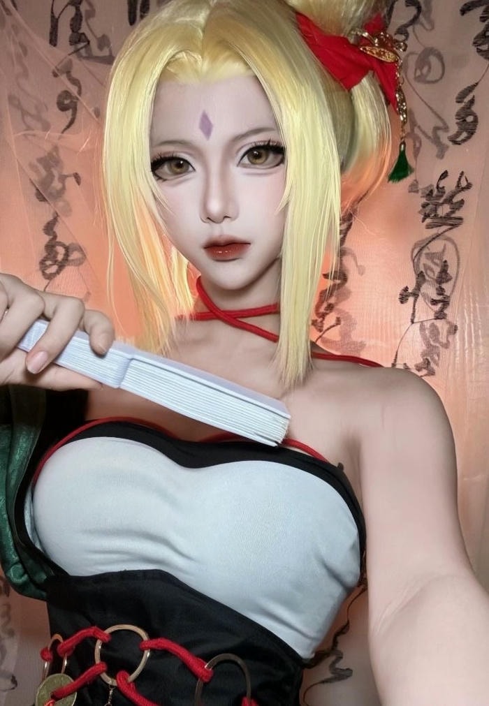 Ảnh cosplay Tsunade ánh mắt sắc lạnh