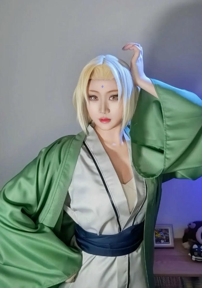 Ảnh cosplay Tsunade lạnh lùng mạnh mẽ