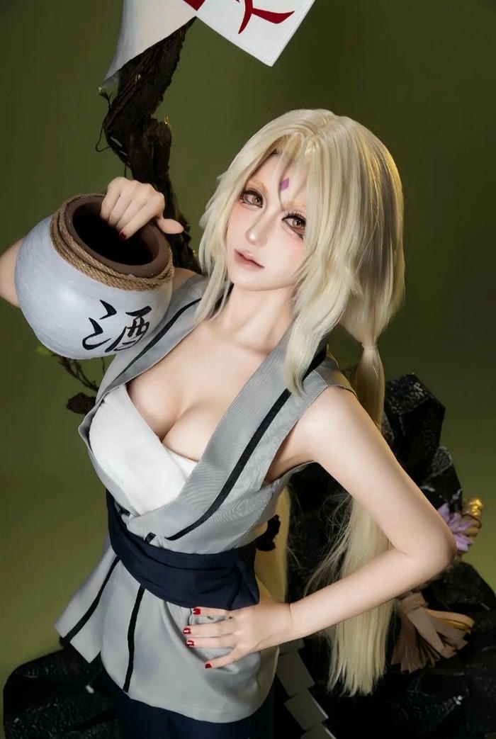 Ảnh cosplay Tsunade thần thái cuốn hút