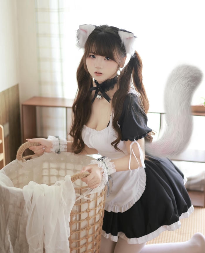 Ảnh cosplay mèo dáng ngồi cạnh cửa sổ