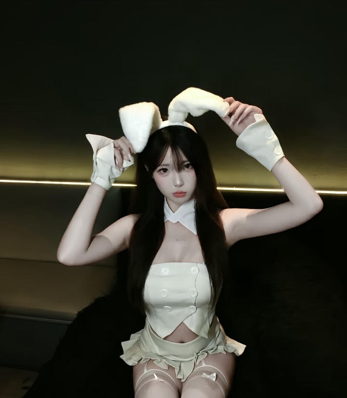 Ảnh cosplay thỏ biểu cảm ngại ngùng đáng yêu