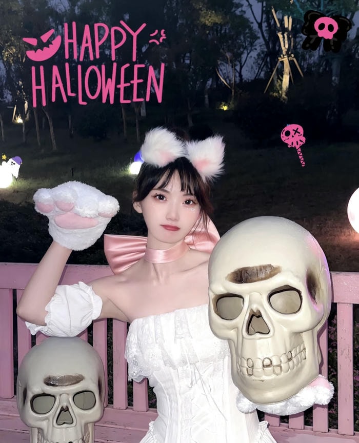 Ảnh gái đẹp cosplay mèo gương mặt sáng rỡ