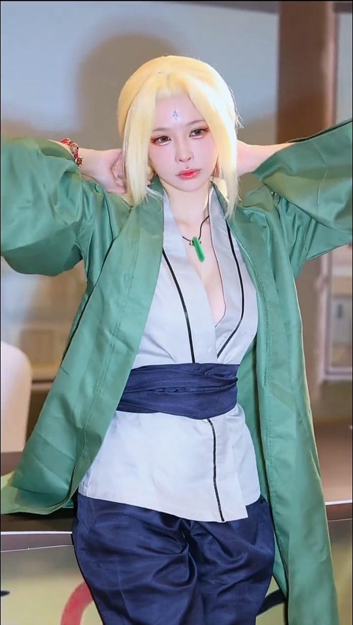 Ảnh hoá trang cosplay Tsunade ánh mắt quyền lực ấn tượng