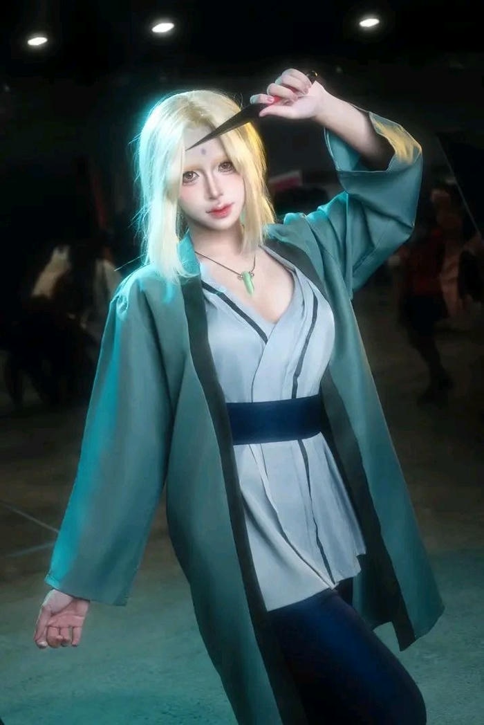 Cosplay Tsunade phong thái sắc bén