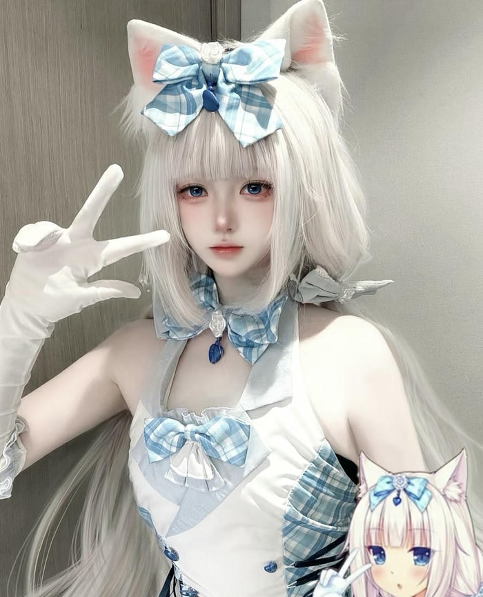 Cosplay mèo trang phục tông trắng xanh