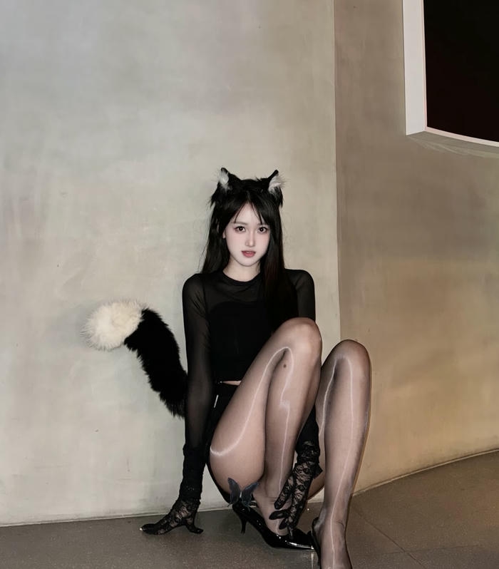 Gái cosplay mèo dáng ôm đuôi mềm