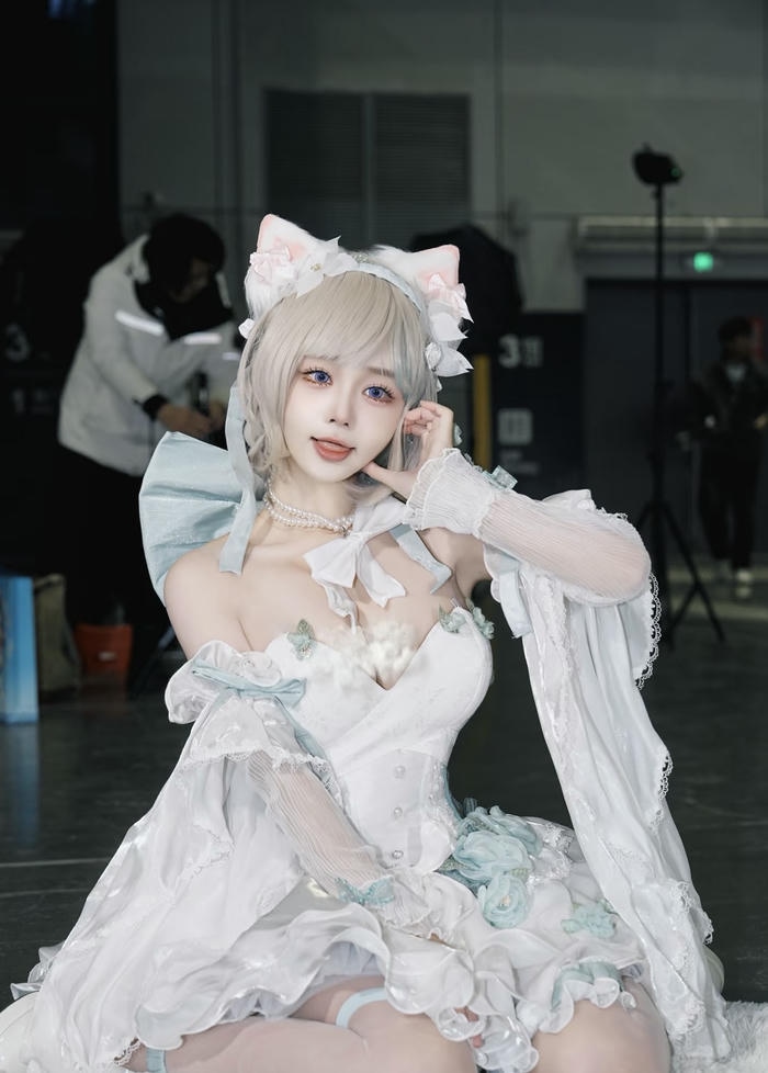 Gái đẹp cosplay mèo cười tươi rạng rỡ