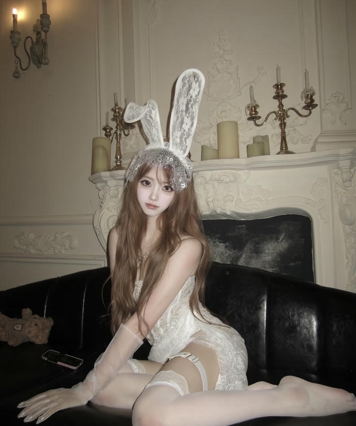 Gái đẹp cosplay thỏ ánh mắt lấp lánh