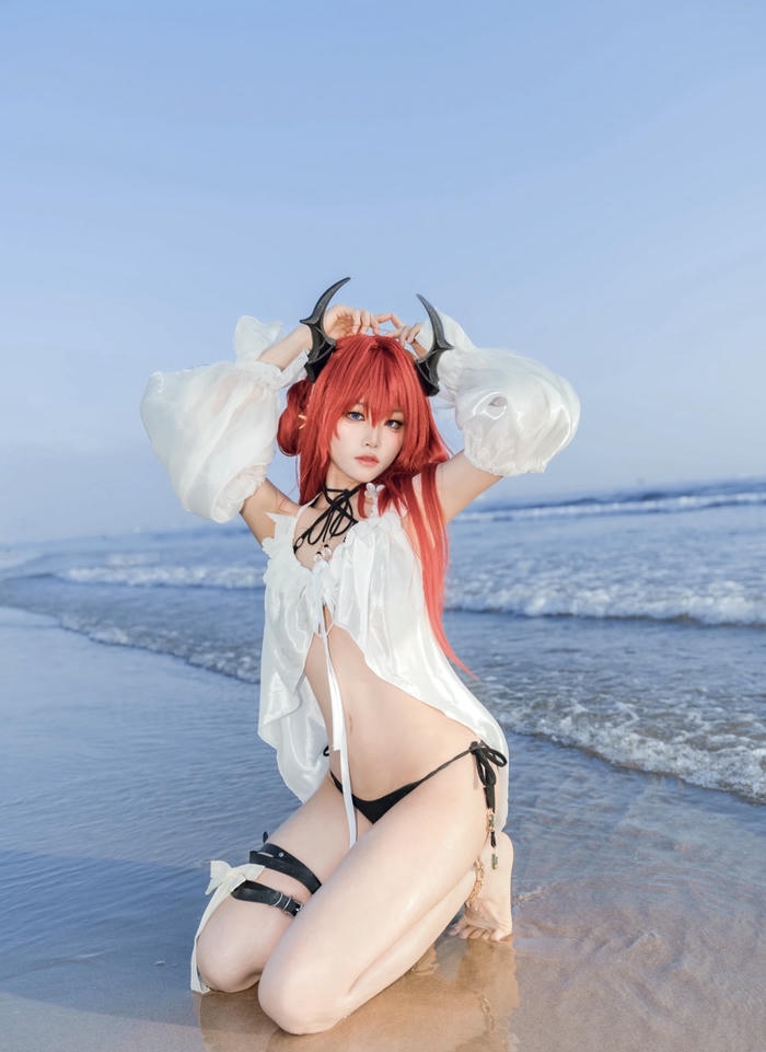 Gái xinh cosplay bikini bốc lửa