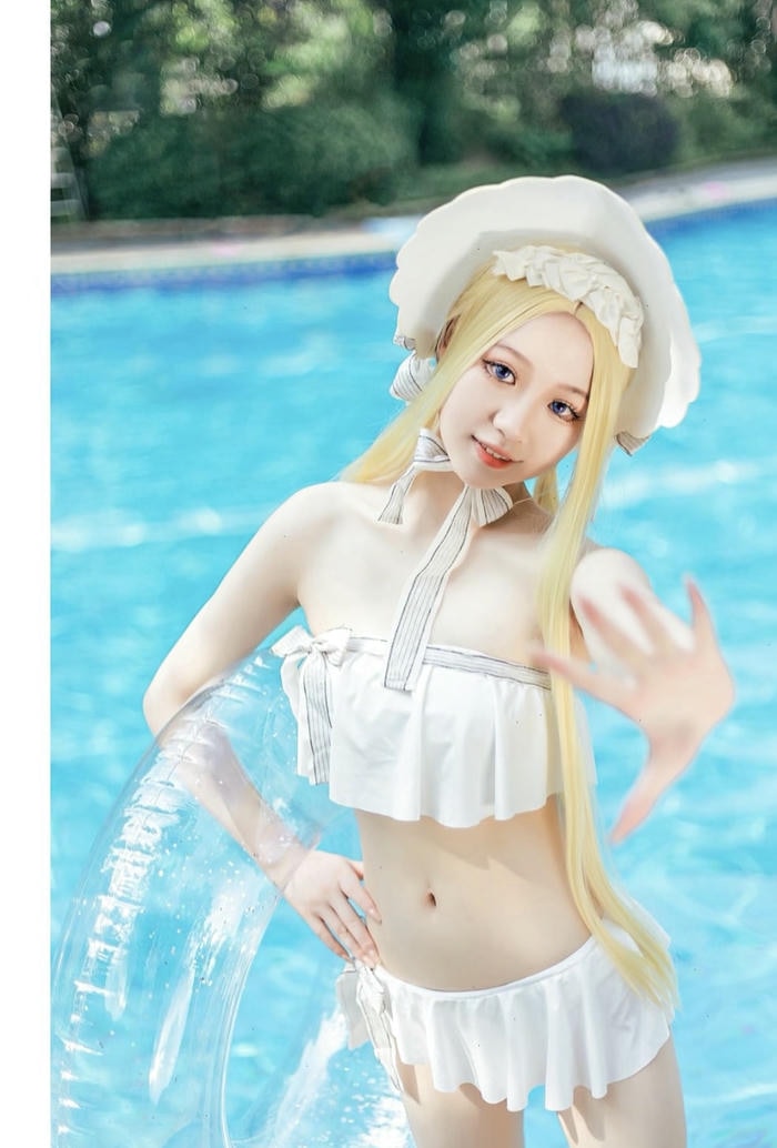 Gái xinh cosplay bikini khêu gợi