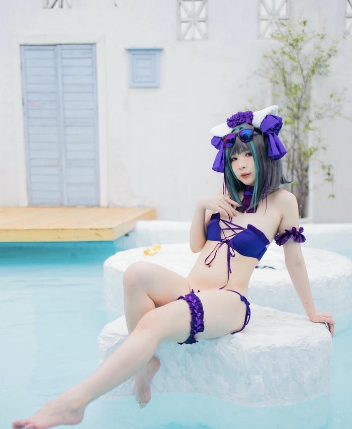 Gái xinh cosplay mặc bikini táo bạo