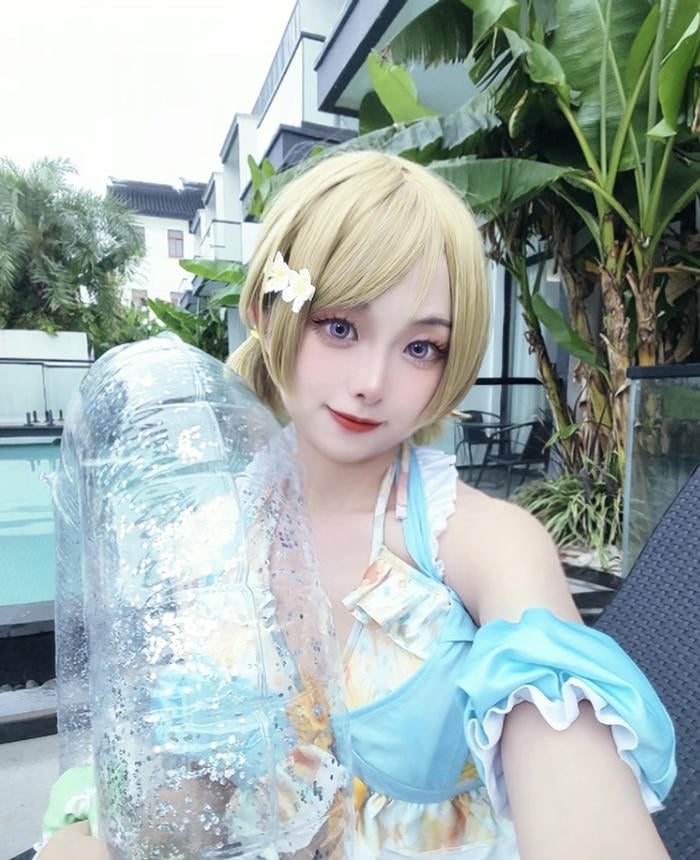 Gái xinh cosplay mặc bikini tự nhiên