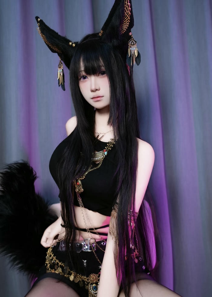 Gái xinh cosplay mèo ánh mắt dịu nhẹ