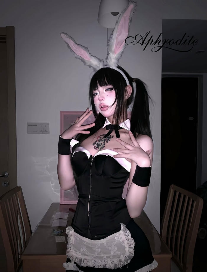 HÌnh cosplay thỏ biểu cảm tự nhiên