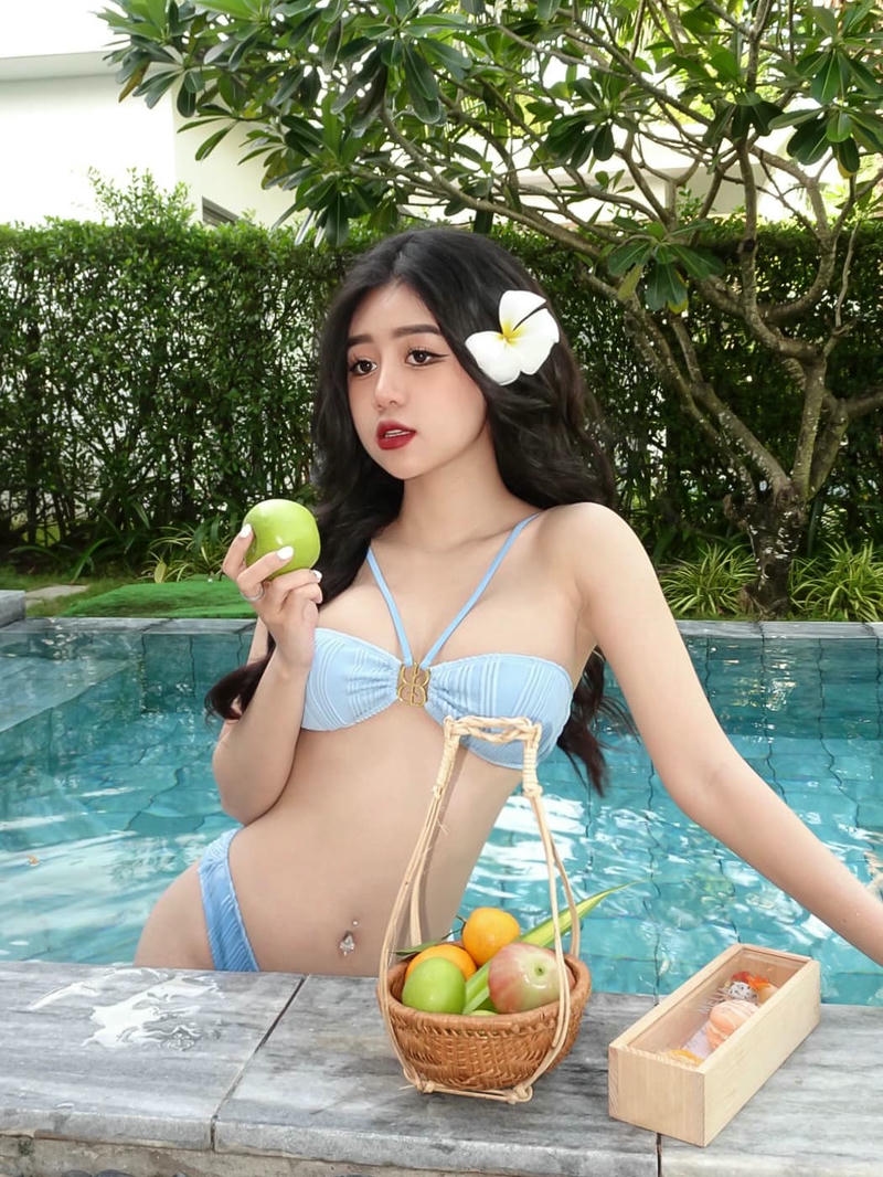 Hình Lê Kim Loan diện bikini chụp ảnh ngoài trời