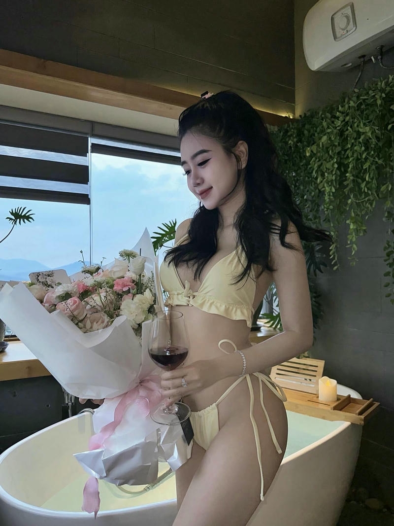 Hình Lê Kim Loan diện bikini phong cách du lịch
