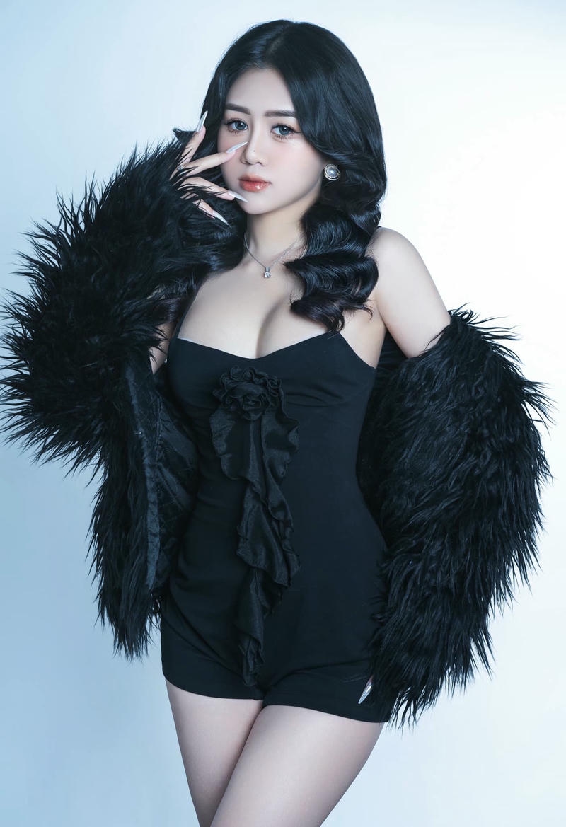 Hình Lê Kim Loan diện bikini tự tin khoe dáng