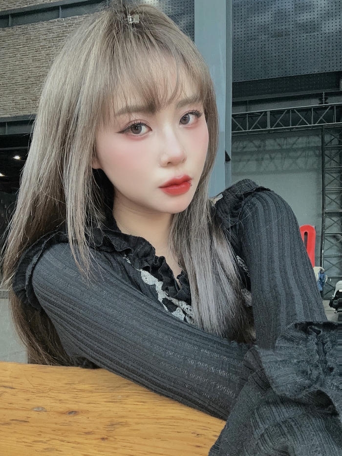 Hình Misthy quyến rũ phong cách nữ tính dịu dàng