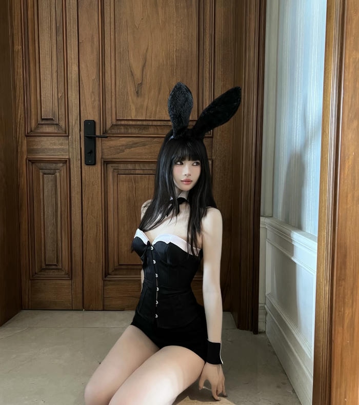 Hình ảnh cosplay thỏ với ánh sáng mềm