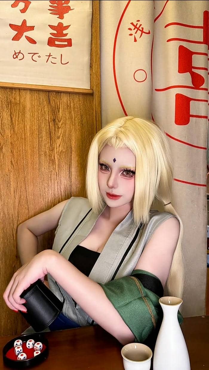 Hình chụp cosplay Tsunade dáng ngồi quyền lực