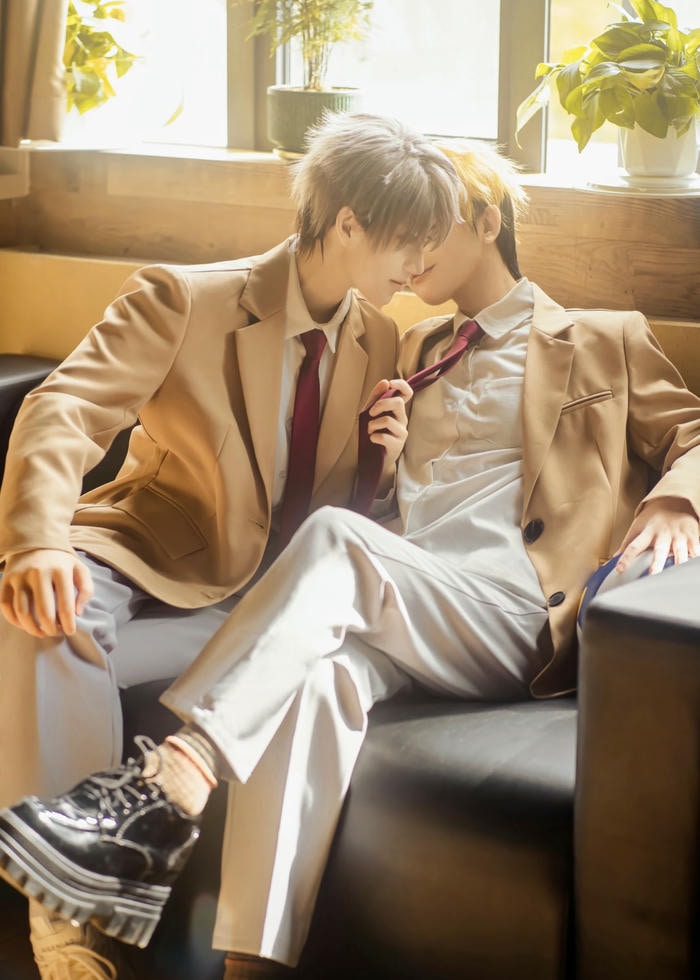 Hình cosplay đam mỹ cảnh hôn